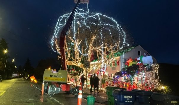 WEST SEATTLE CHRISTMAS LIGHTS: Yours up yet?