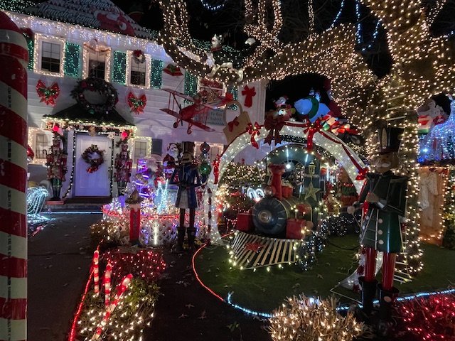 WEST SEATTLE CHRISTMAS LIGHTS: Menashe Family’s 2024 display