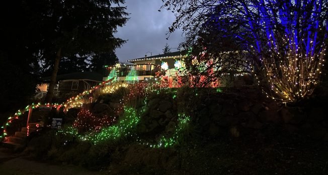 WEST SEATTLE CHRISTMAS LIGHTS: Season’s first spotlight