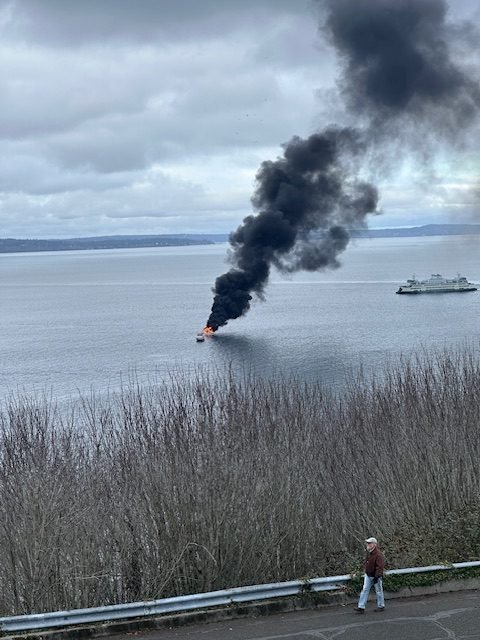 UPDATE: Boat fire in Elliott Bay sends dark smoke into sky, visible for miles