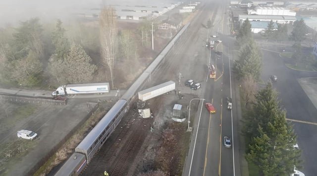 Amtrak Coast Starlight collision with truck south of Seattle (kent?)