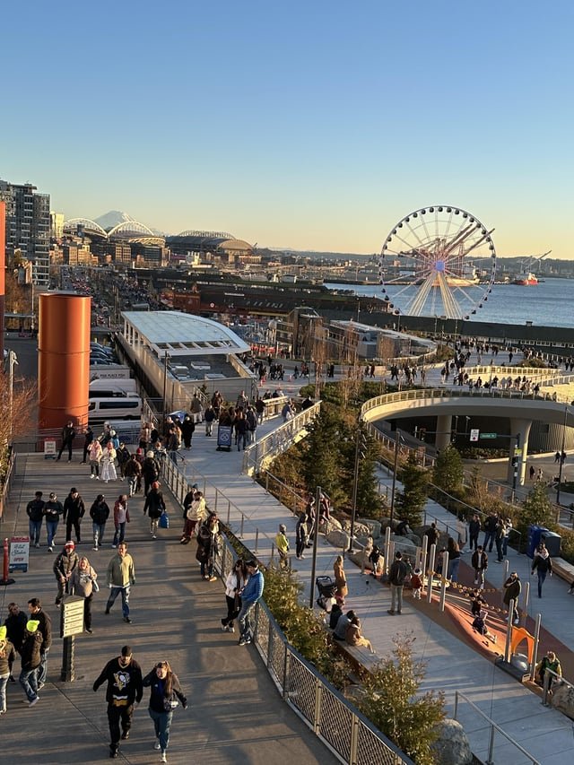 Decent crowd at waterfront pier, pike place market