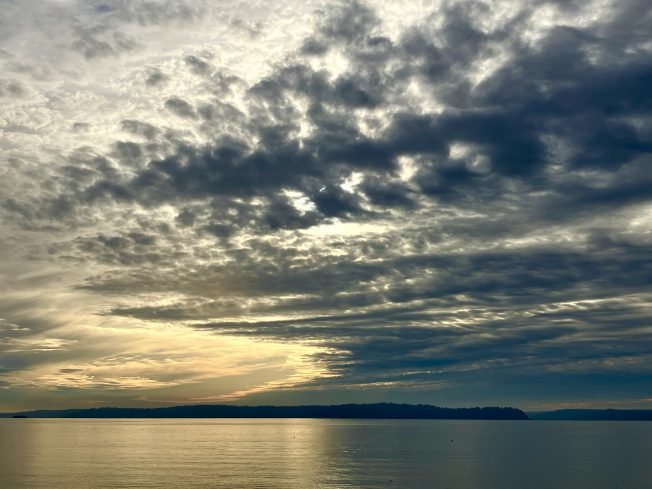 Clothing donations, Cribbage Night, Classic SF Book Club, basketball, more on the West Seattle Wednesday list
