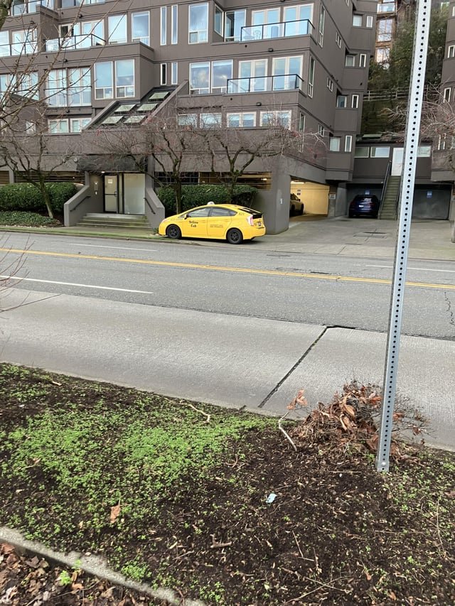 Taxi Lin Sidewalk Westlake ave N
