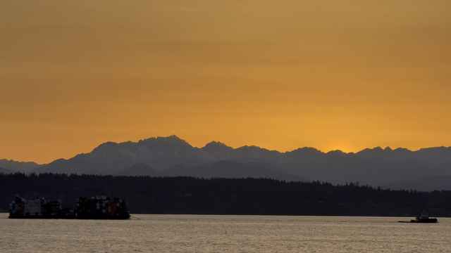 Sunset tug at Discovery Park