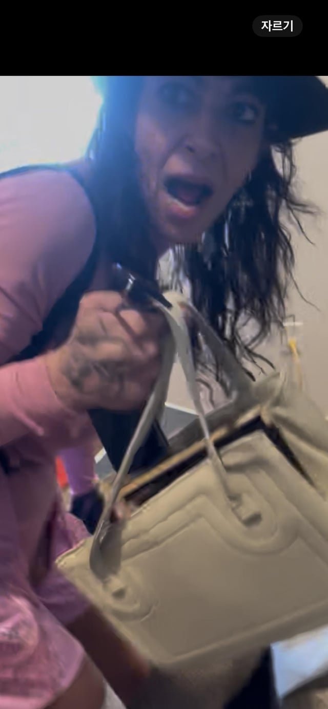 Somebody know her