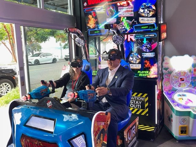 Here’s what happened during the mayor’s mini-tour of Alki businesses