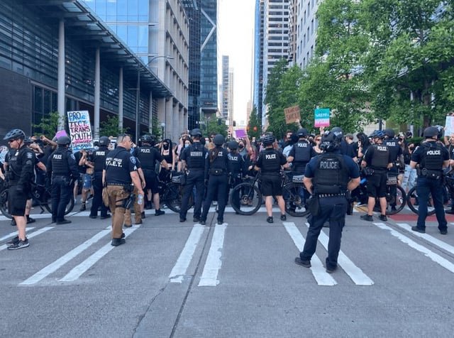 Pro-LGBTQ Protesters Stuck Outside Barricades As Far-Right “Rattle In Seattle” Took Over City Hall – PubliCola