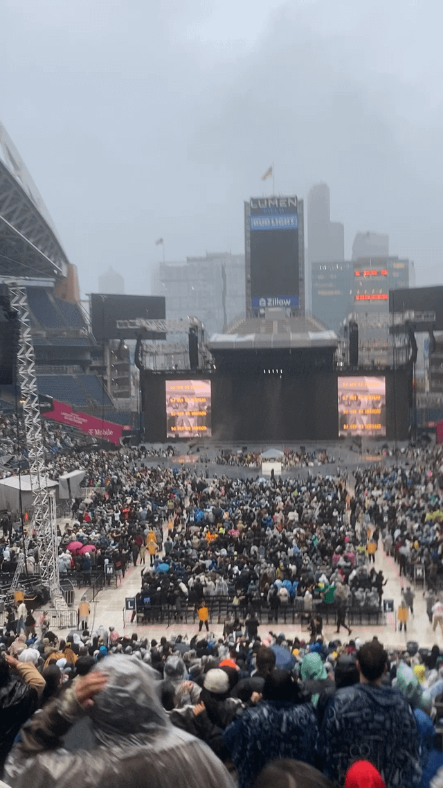 Seattle unsuccessfully attempts to swag surf at the Kendrick Lamar concert