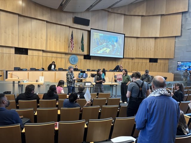 Happening now: after outcries from protesters at City Council, President Sara Nelson calls recess. Kshama Sawant and others leading impromptu rally in chambers.
