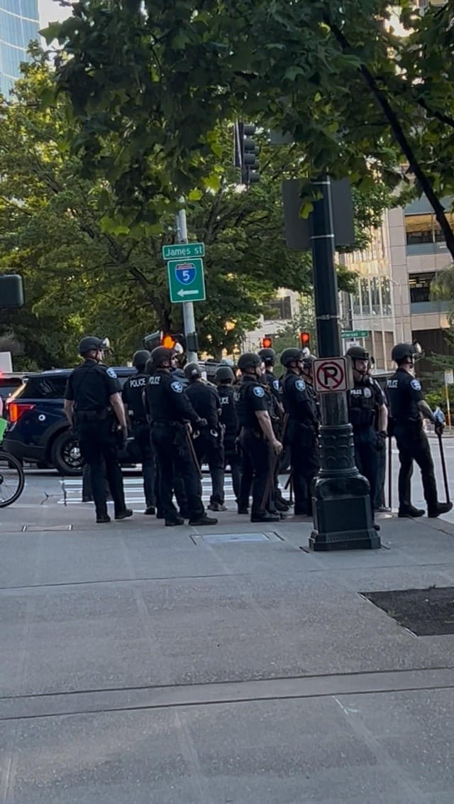 COPS GATHERING ON 5th AVE