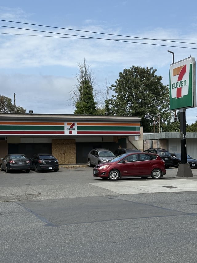 What’s the deal with the 7/11 on the top of Queen Anne. Been boarded up since 2020ish