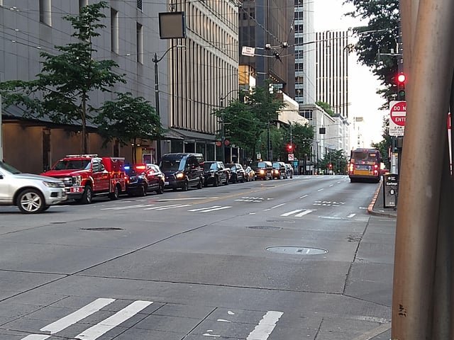 SPD is about to storm the protest at the federal building