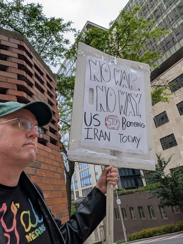 I’m at the Seattle Henry Jackson federal building in Seattle. Probably pointless, only one here, but #nowar #Iran #fascism