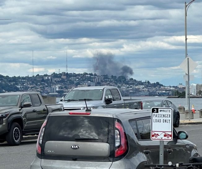 Seeing the smoke? 2-alarm boat/marina fire on Lake Union