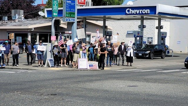 HAPPENING NOW: ‘No Kings’ rallies on West Seattle streetcorners during nationwide protests
