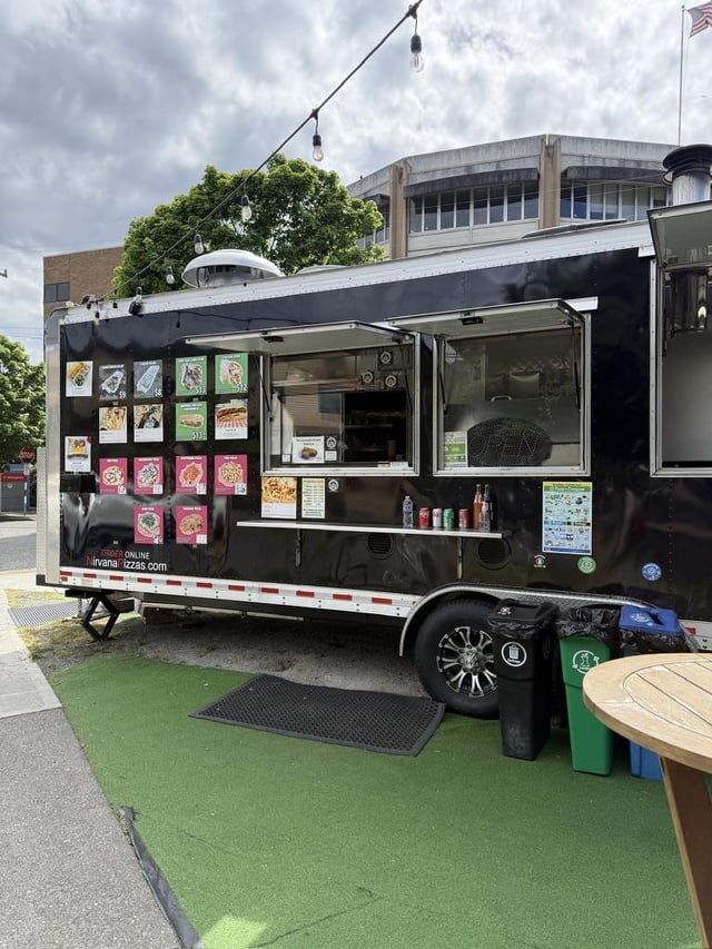 I finally found a good Italian Napoli-style pizza in Seattle (Nirvana Food Truck in Ballard)
