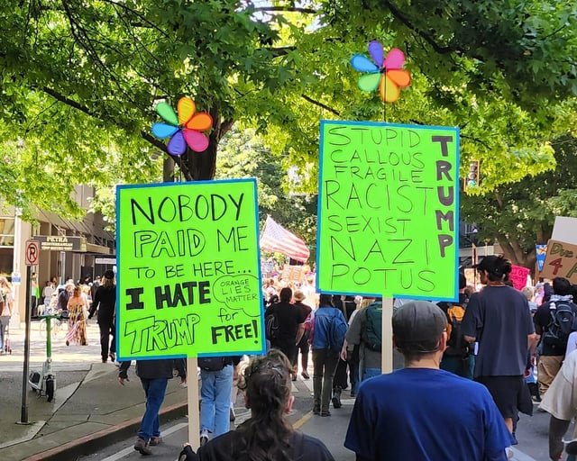 A few of my favorite pics from Saturday’s No Kings march in Seattle 🚫👑