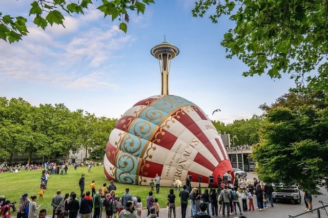 Last night’s hot air balloon glow up at Seattle Center was unreal 🎈✨
