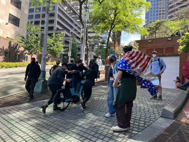 Seattle protesters block ICE vans from leaving immigration court