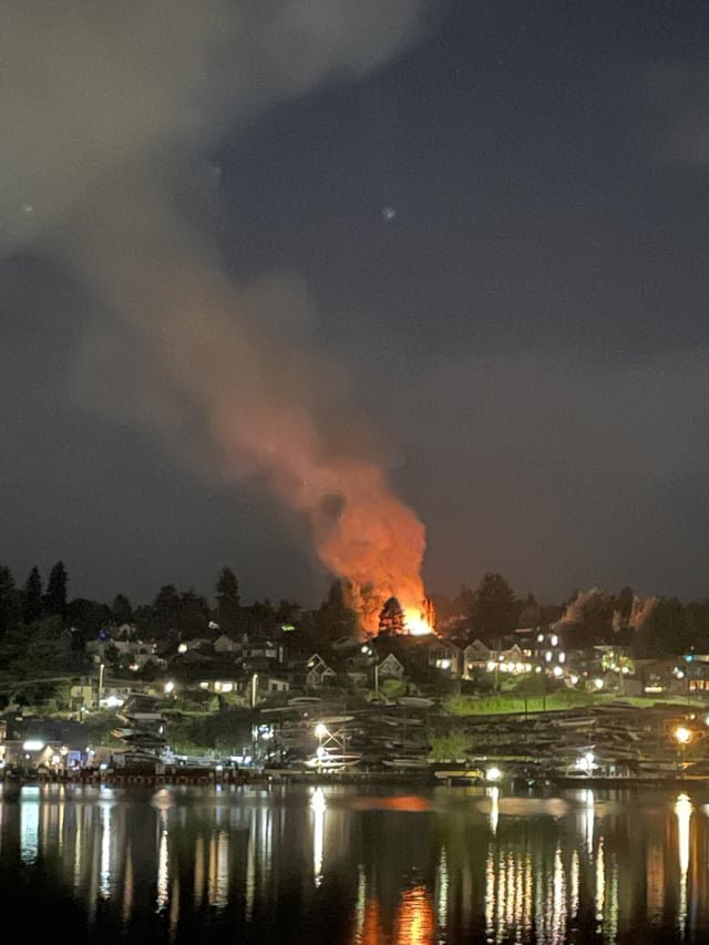 House fire in Wallingford. Been raging for 40 minutes now… bummer.