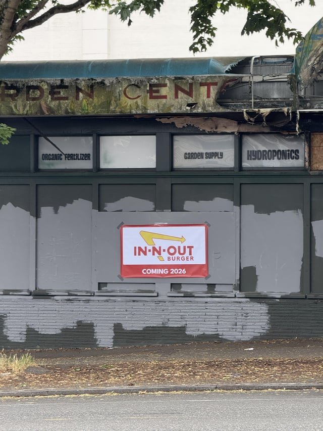 Anyone else see this in Wallingford/Fremont?