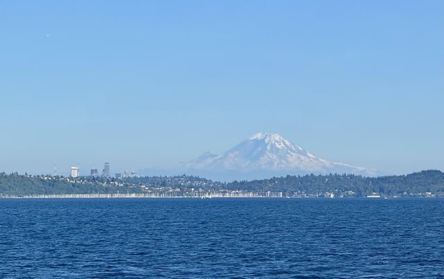 Pulling up to Seattle on the Clipper 😍