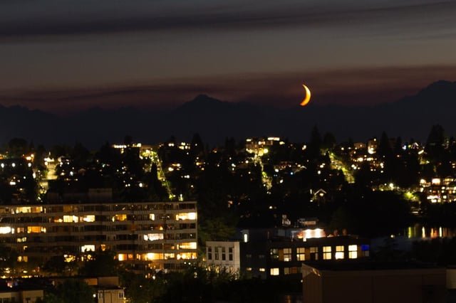 The moon looks a bit like a DK banana tonight