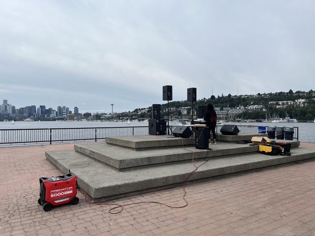 DJ playing house music at Gas Works Park?