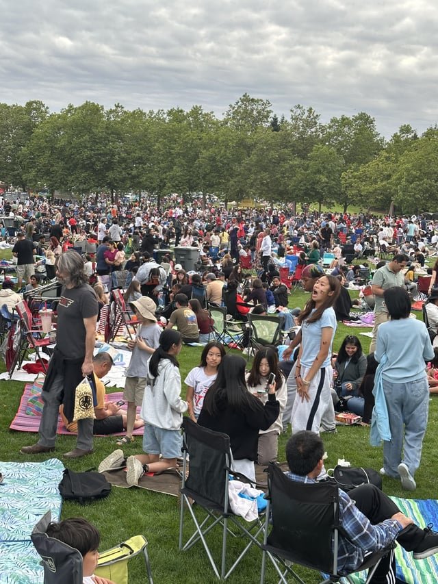 Jam packed at Bellevue downtown park for fireworks