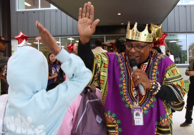 BACK TO SCHOOL: You can join in red-carpet welcome for West Seattle Elementary students