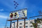 Controversy over authenticity of Blue Angels & billboard shot. Did anyone actually see 6 planes in formation before 1:25 PM on Thursday?