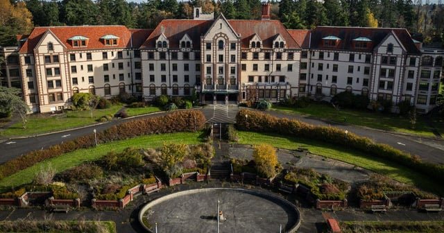 Century-old building overlooking Puget Sound can be demolished