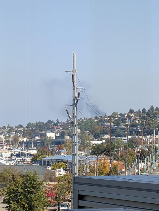 Is there an active fire at Eastlake? Can see black smoke from SLU that has been increasing the last few minutes