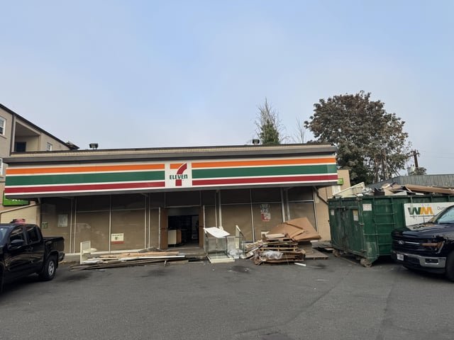 7-11 in upper QA finally getting renovated? Or will it be a new business?