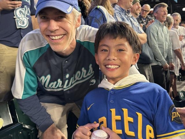 Random act of kindness: Mariners fan gifts historic ball to young stranger