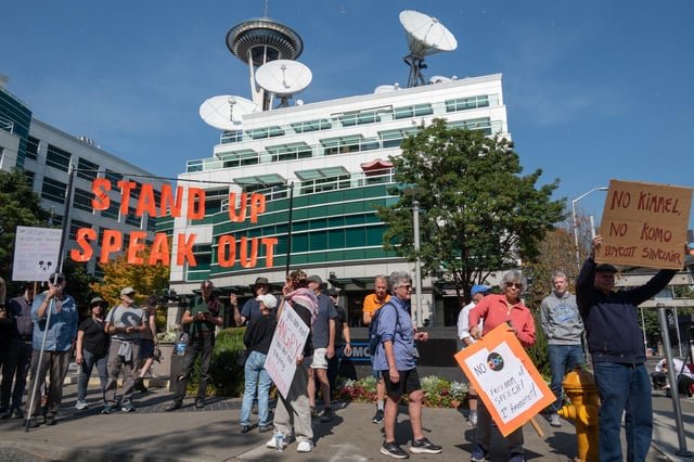 KOMO / Sinclair protest round 2