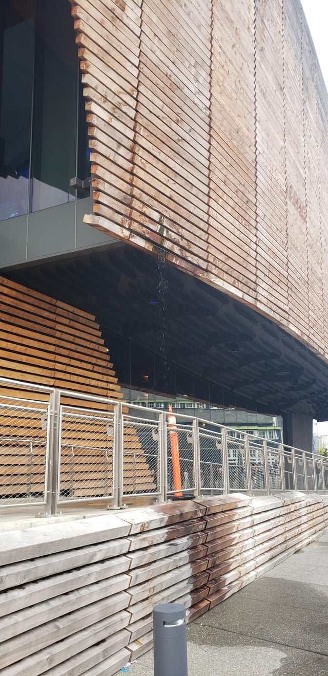 The new aquarium is leaking.