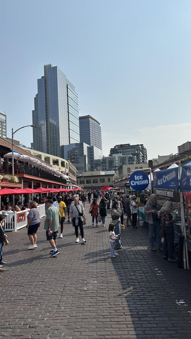 Pedestrian Pike Place >>>> dodging cars