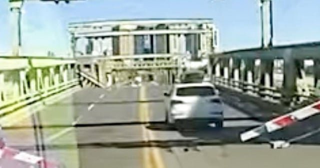 Driver jumping University Bridge in stolen car caught on police dashcam