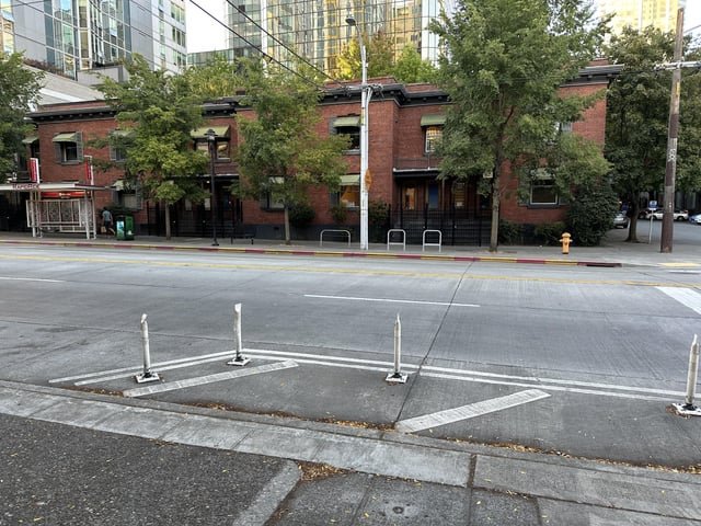 looks like the 3rd and cedar lounge is closed for business