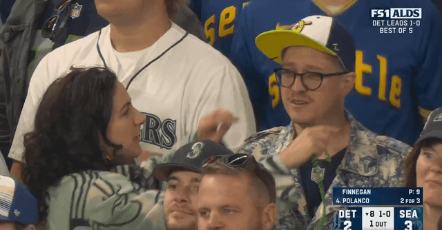 Mariners fan has an emotional moment after Seattle takes the lead