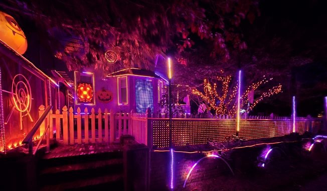 WEST SEATTLE HALLOWEEN: Lively lights