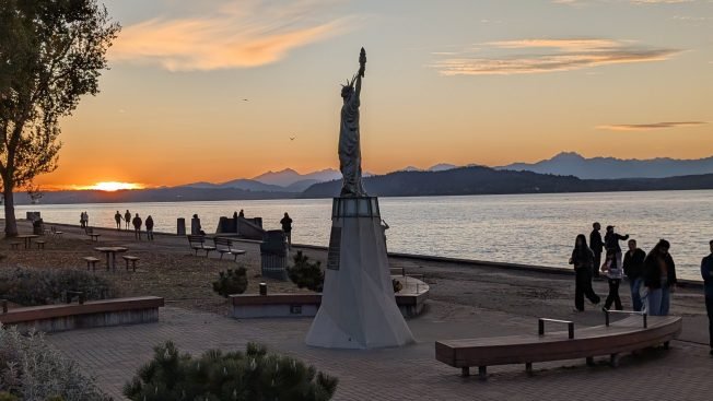 Welcome the Whales, Rat City Art & Food Walk, music, theater, more for your West Seattle Thursday!