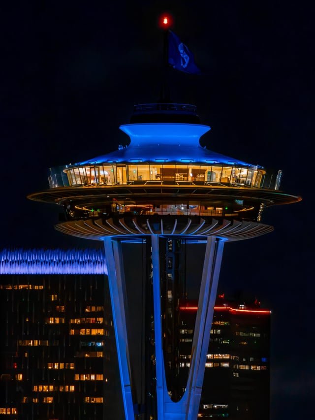 Space Needle flying the M’s colors!