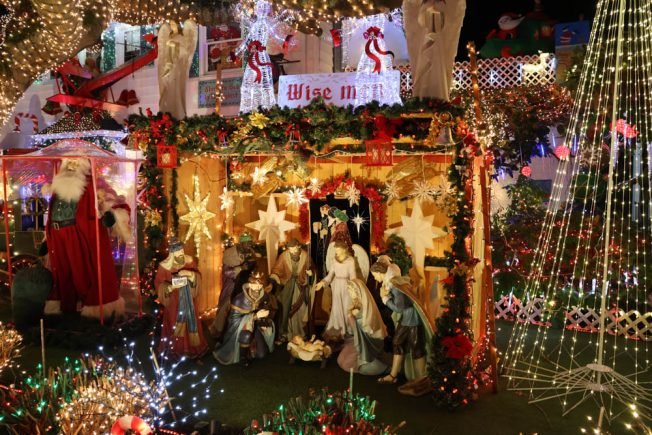 WEST SEATTLE CHRISTMAS LIGHTS: First weekend for Menashe Family’s legendary display