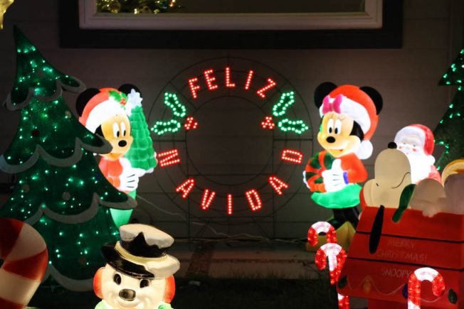 WEST SEATTLE CHRISTMAS LIGHTS: Happiness on 42nd
