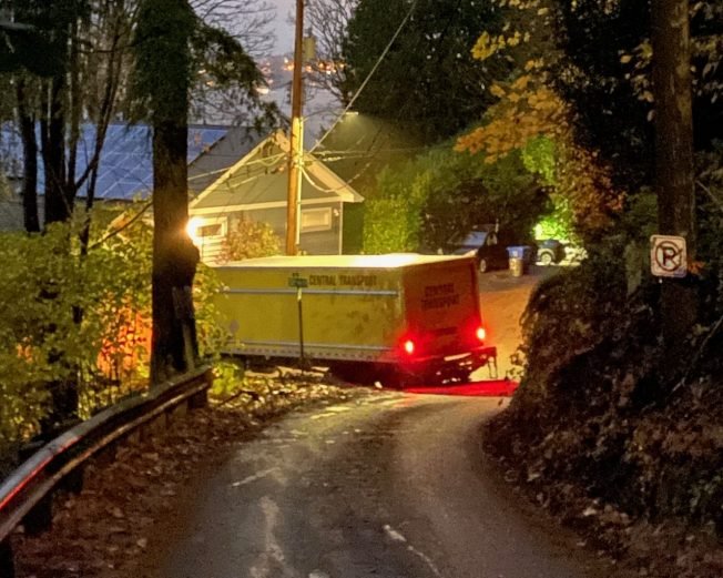 TRAFFIC ALERT: Stuck truck in Upper Alki