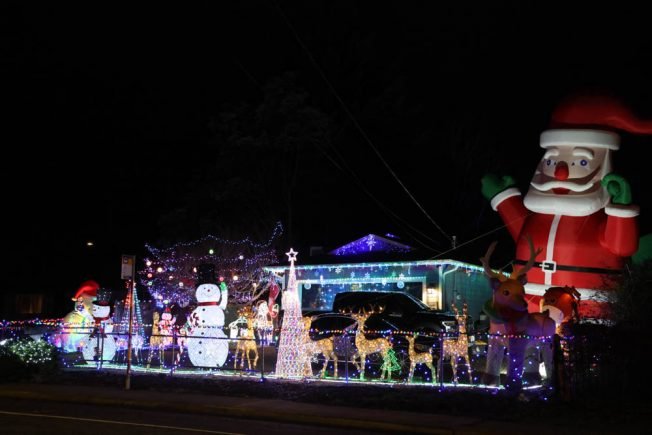 TONIGHT’S LIGHTS: North Shorewood display stars ‘giant Santa’
