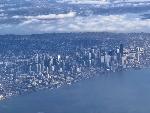 Seattle looking absolutely stunning from the air today 😍